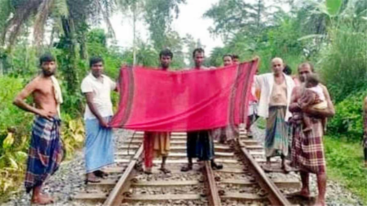 Bangladesh Youth Stopped Train by red cloth
