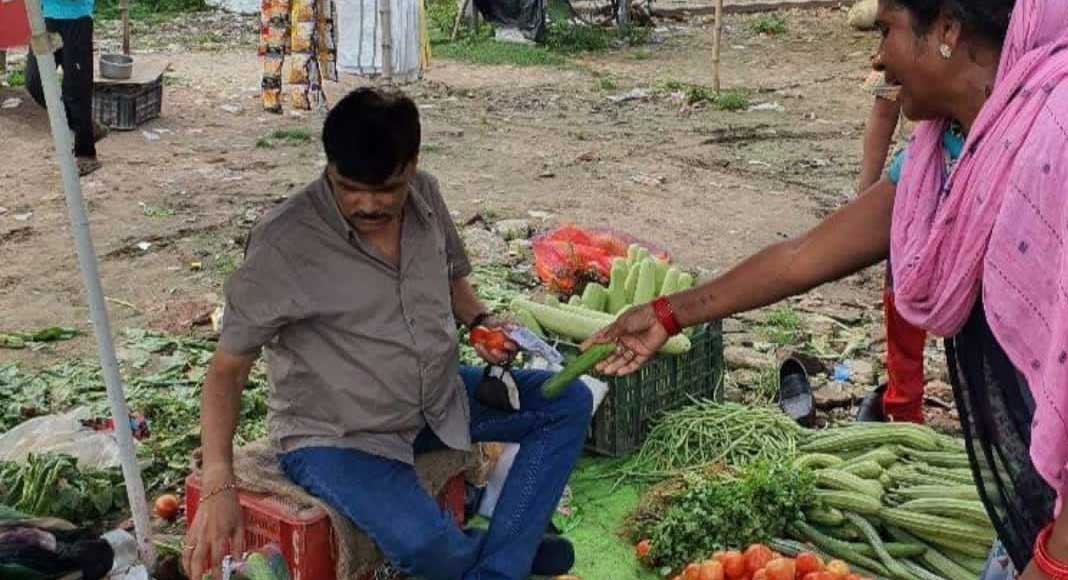 IAS Akhilesh Mishra vegetable seller