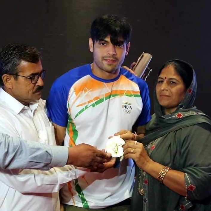 Neeraj Chopra with mother father