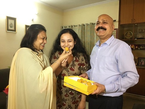 Ria Dabi with Parents