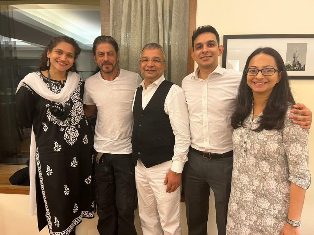 Shahrukh Khan with team