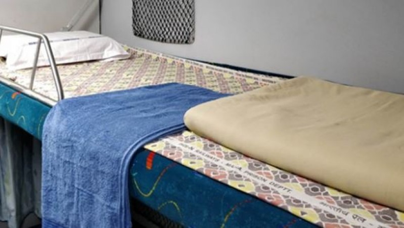 Disposable Bedsheet and blanket in train 2