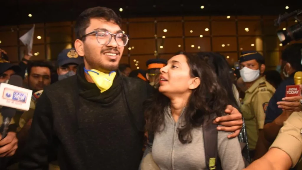 Indian Students retrn to mumbai airport from ukraine 2