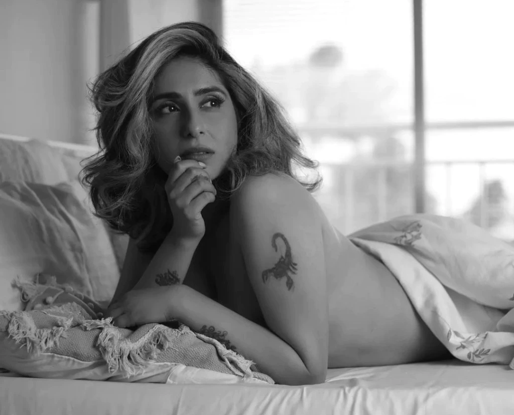 Neha Bhasin Topless Photos 2