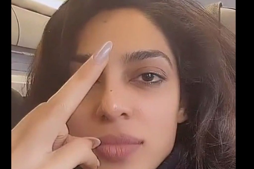 Sobhita Dhulipala shows her middle finger
