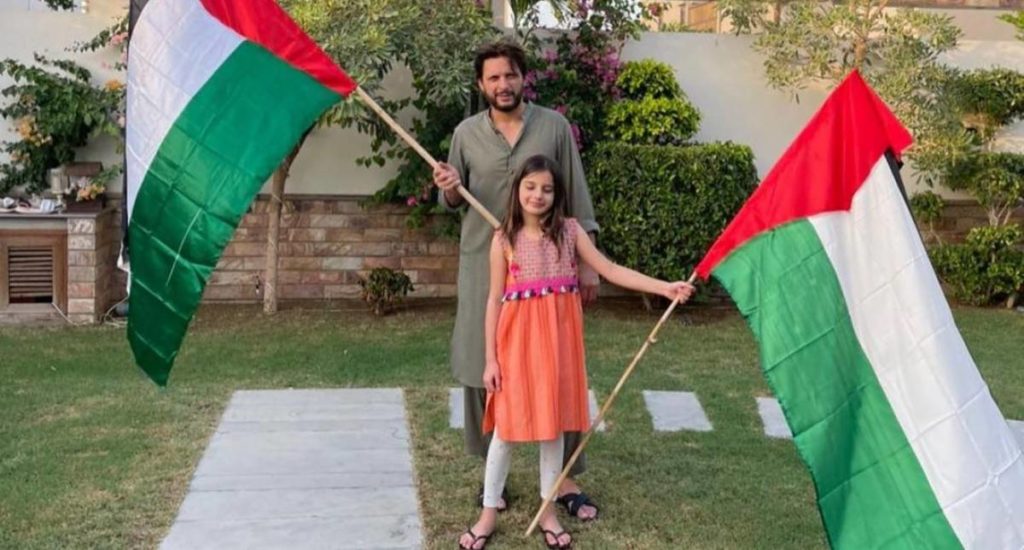 Shahid Afridi Daughter Indain Flag 1
