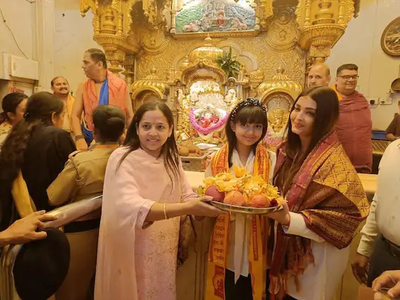 Aishwarya Rai Aaradhya Bachchan at Siddhivinayak Temple 1