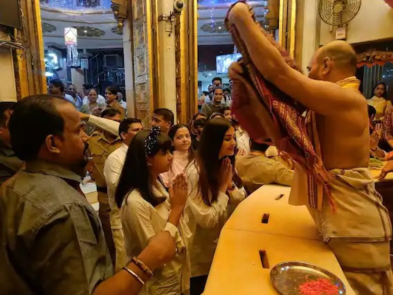 Aishwarya Rai Aaradhya Bachchan at Siddhivinayak Temple 2